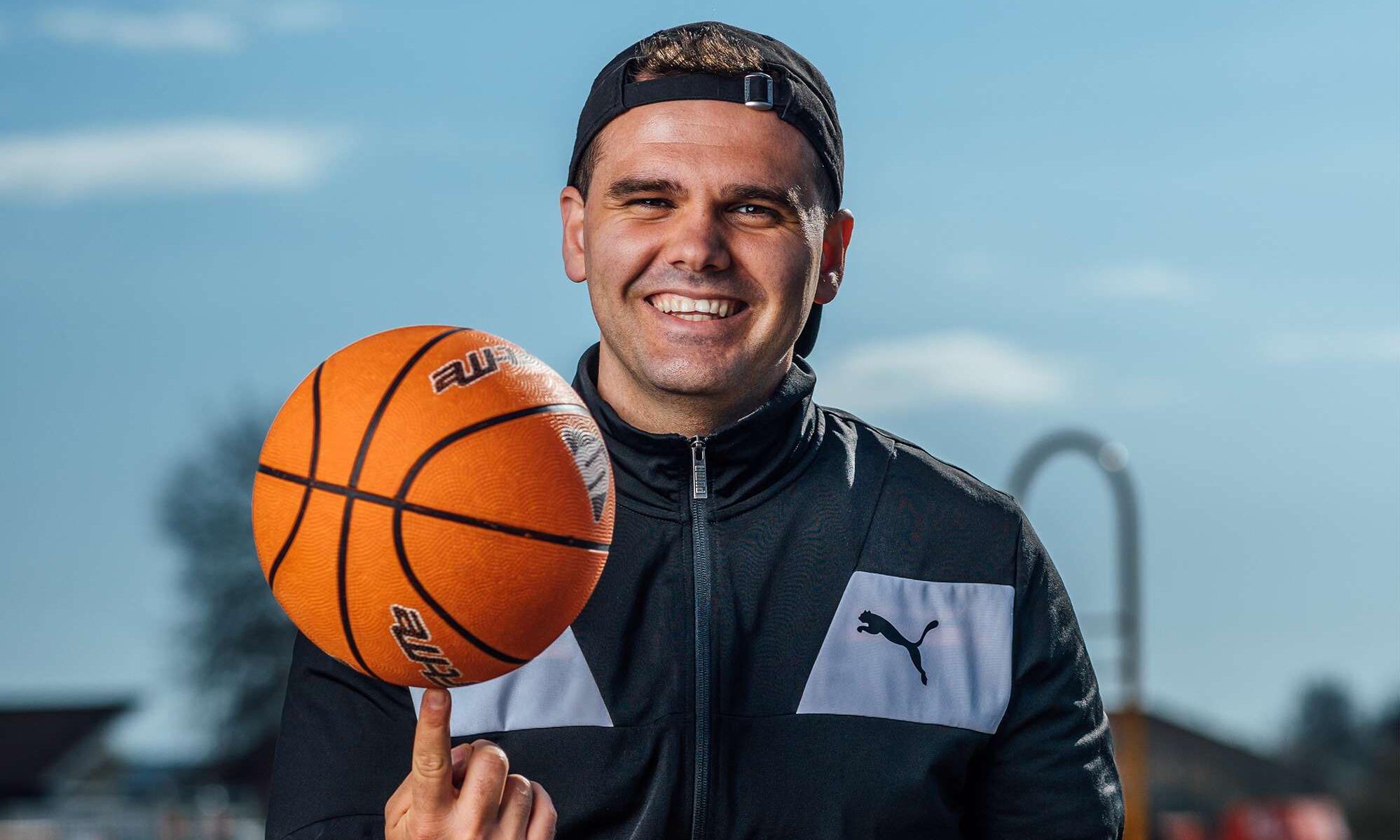Person ler och håller i en basketboll